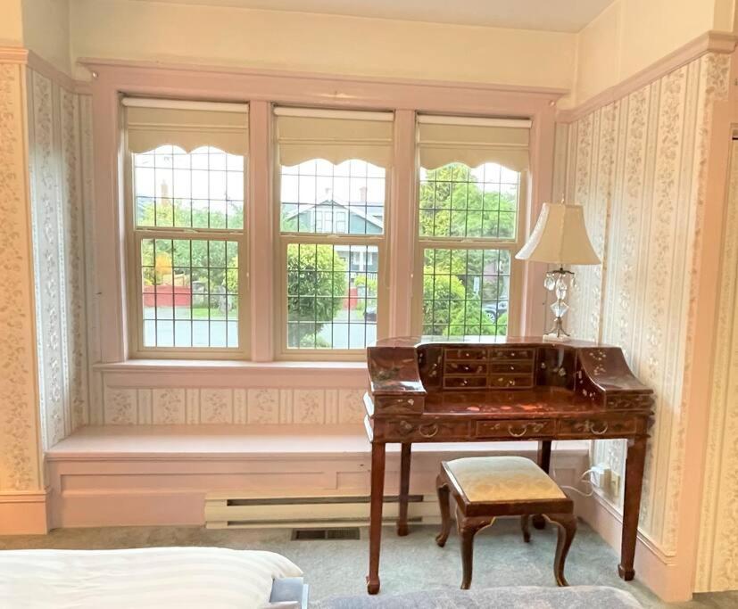 Parlor Suite in Heritage Manor, Fairfield, near DT