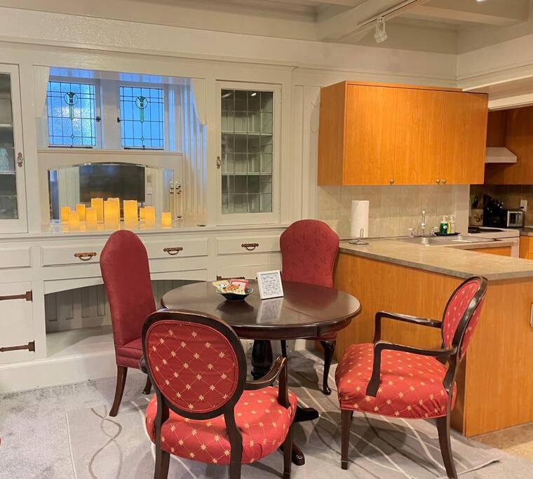 Parlor Suite in Heritage Manor, Fairfield, near DT