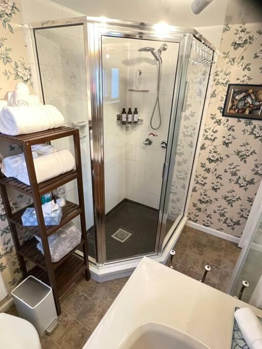 Parlor Suite in Heritage Manor, Fairfield, near DT