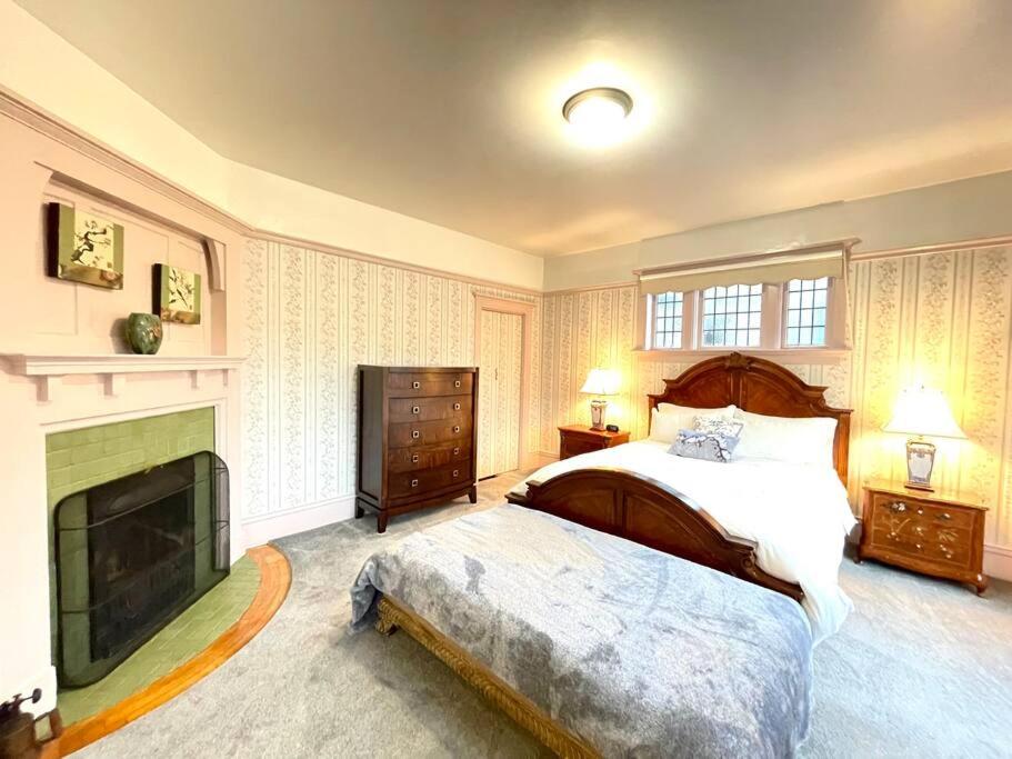 Parlor Suite in Heritage Manor, Fairfield, near DT