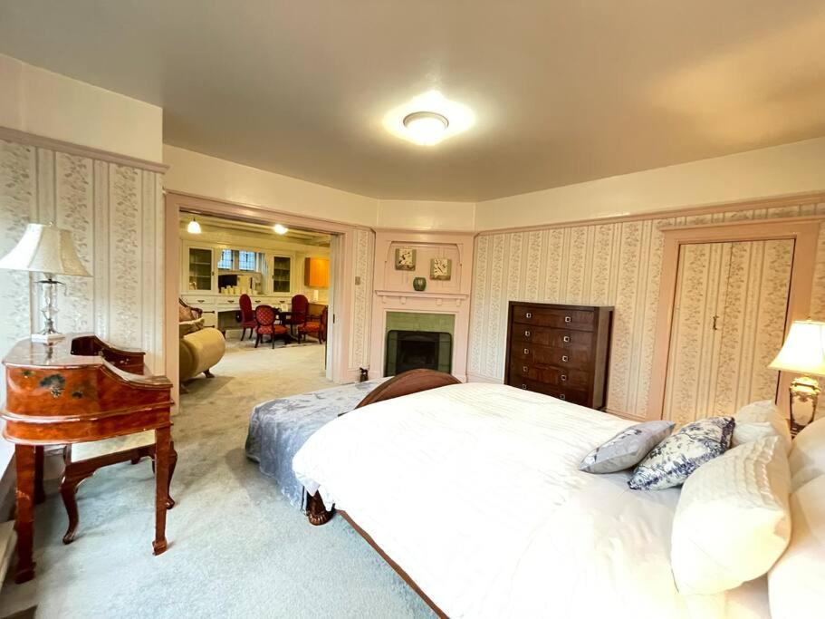 Parlor Suite in Heritage Manor, Fairfield, near DT