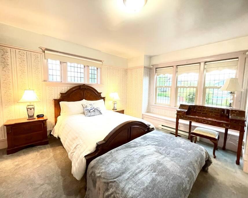 Parlor Suite in Heritage Manor, Fairfield, near DT