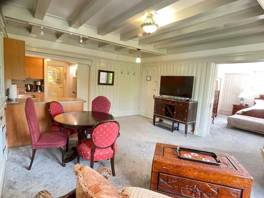 Parlor Suite in Heritage Manor, Fairfield, near DT