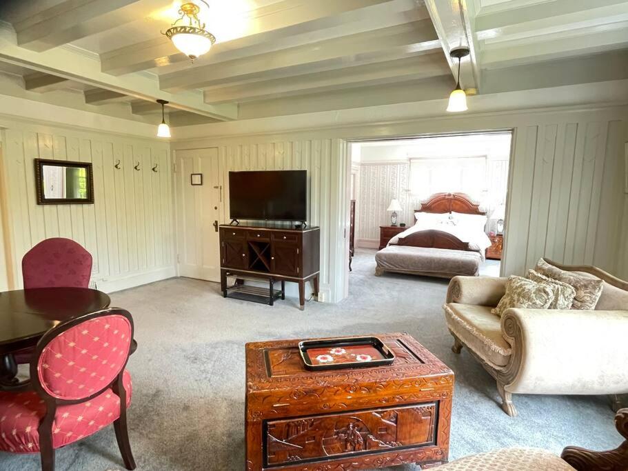 Parlor Suite in Heritage Manor, Fairfield, near DT