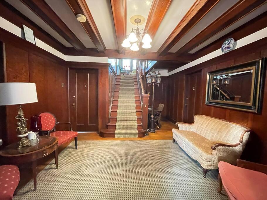 Parlor Suite in Heritage Manor, Fairfield, near DT
