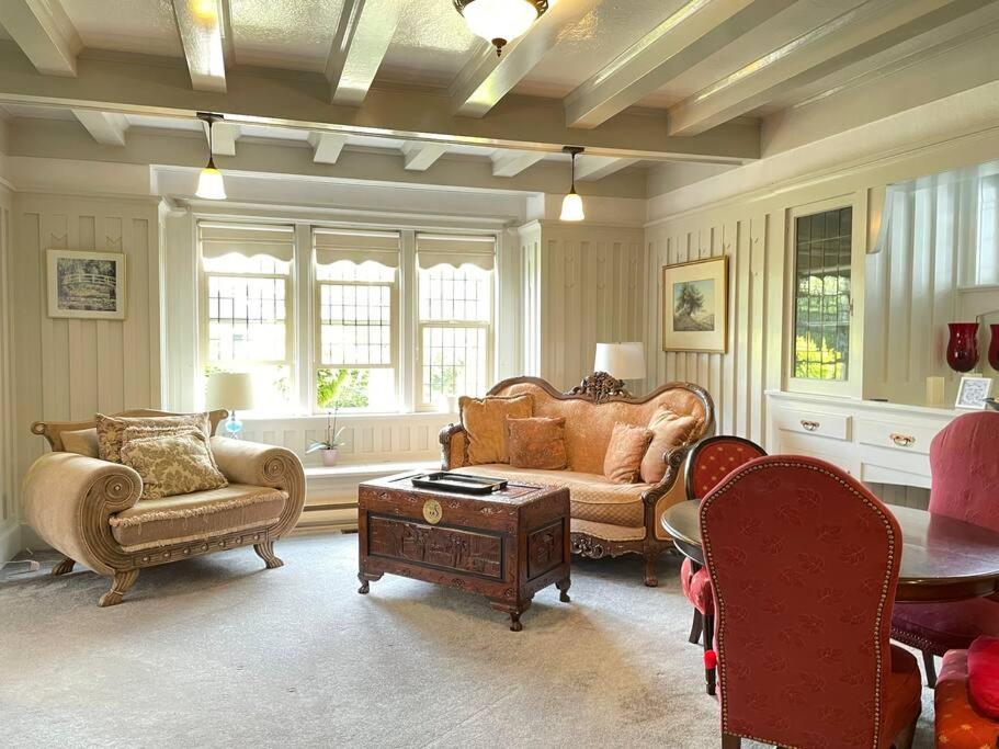 Parlor Suite in Heritage Manor, Fairfield, near DT