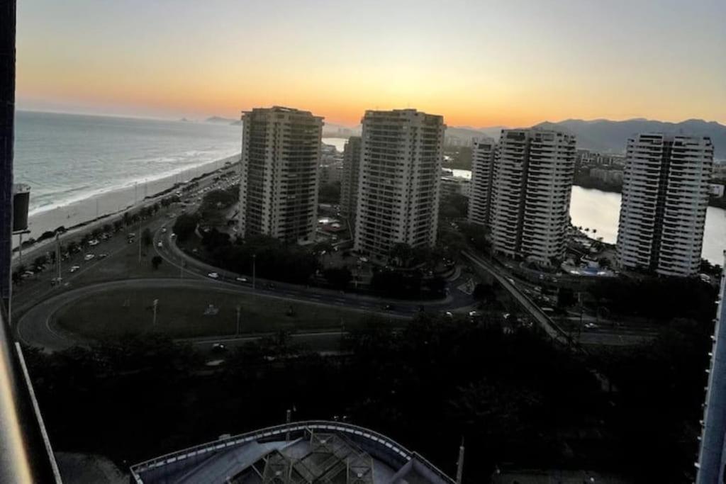 Na orla da praia da Barra da Tijuca, Rio de Janeiro