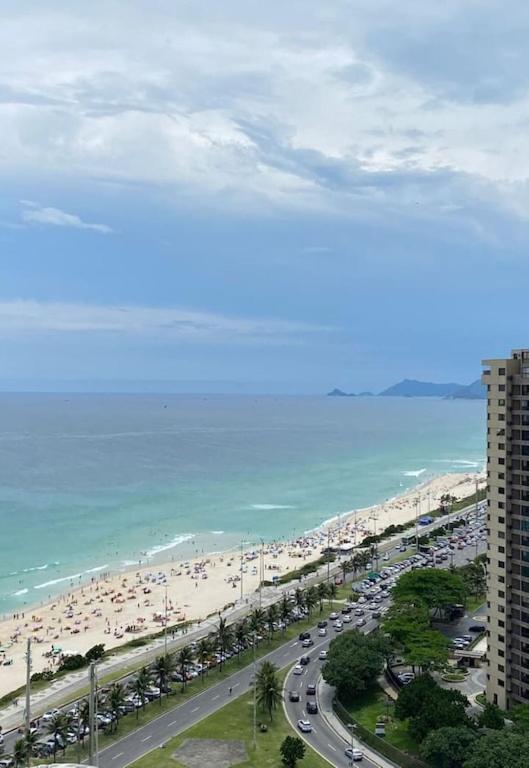 Na orla da praia da Barra da Tijuca, Rio de Janeiro