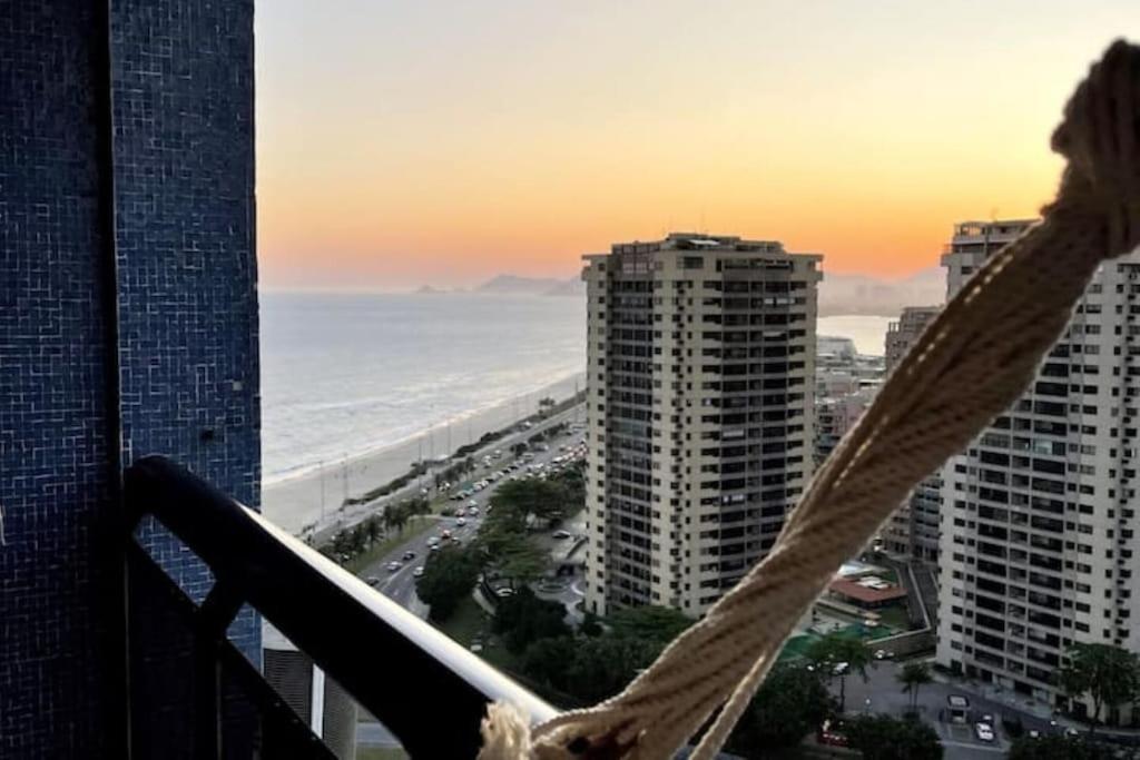 Na orla da praia da Barra da Tijuca, Rio de Janeiro