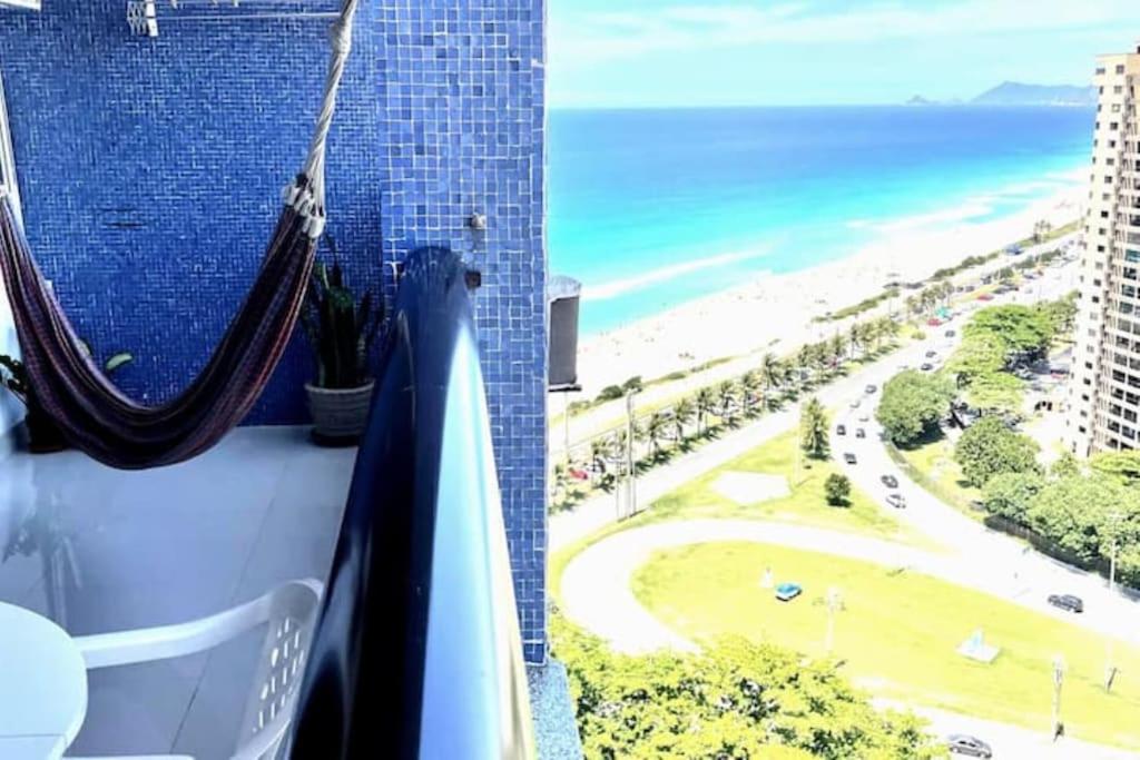 Na orla da praia da Barra da Tijuca, Rio de Janeiro