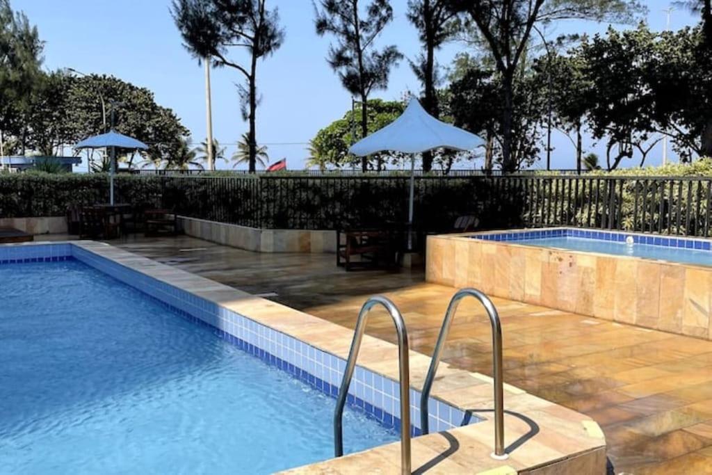 Na orla da praia da Barra da Tijuca, Rio de Janeiro
