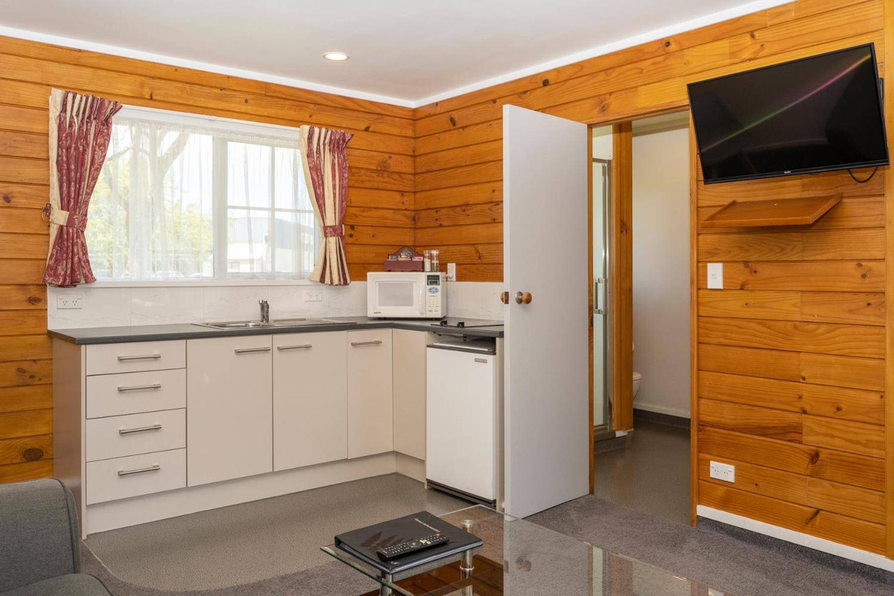 Tudor Park Motel Spacious with kitchens 1 minute walk to restaurant and shopping centre and Gisborne Hospital view 3