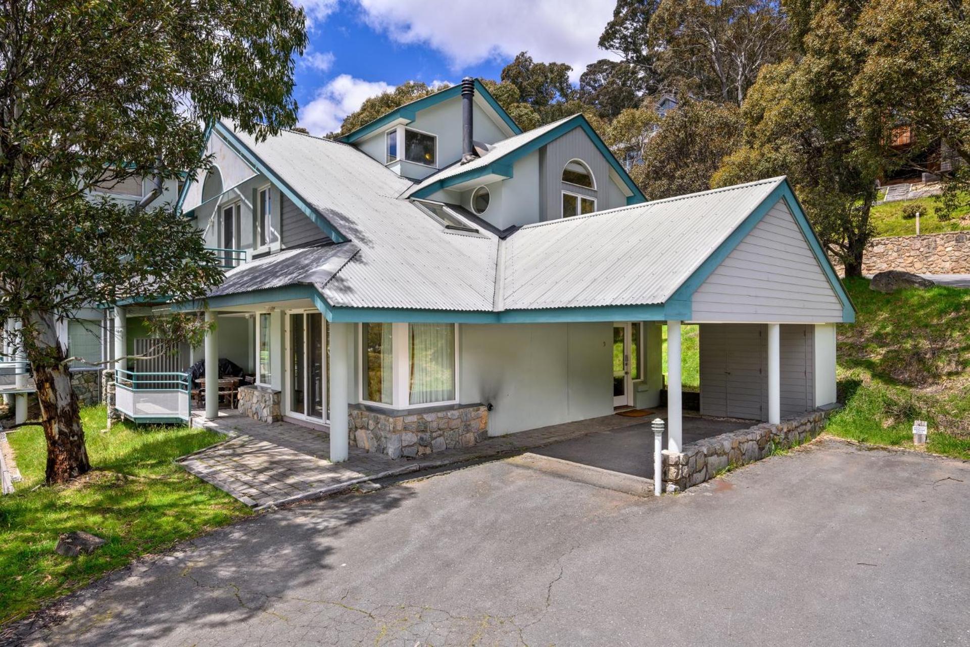 Hotel Aspect 5 Chalet a stones throw from all Thredbo has to offer - Image 1