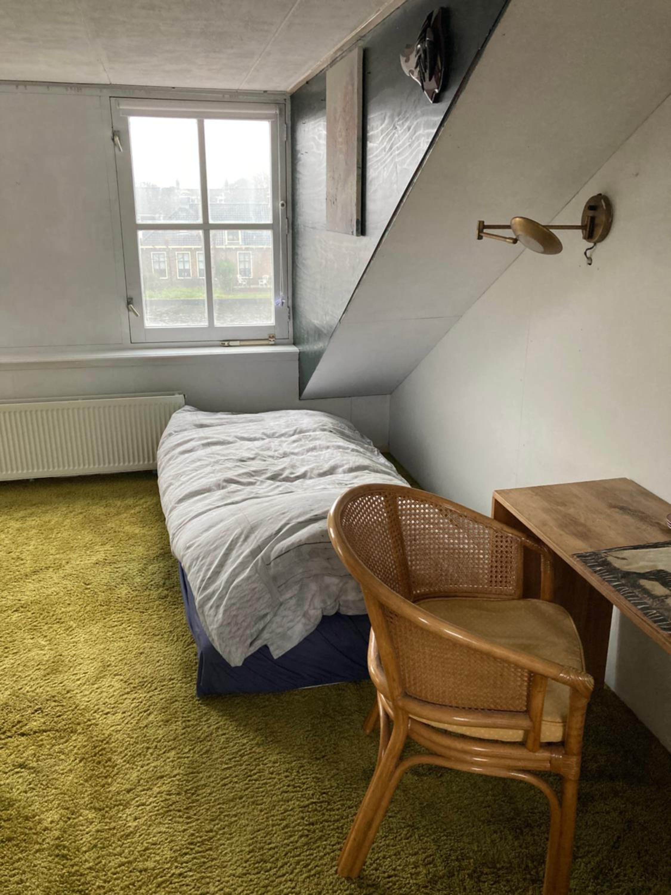 Luc's place, Waterbed grote kamer view 5
