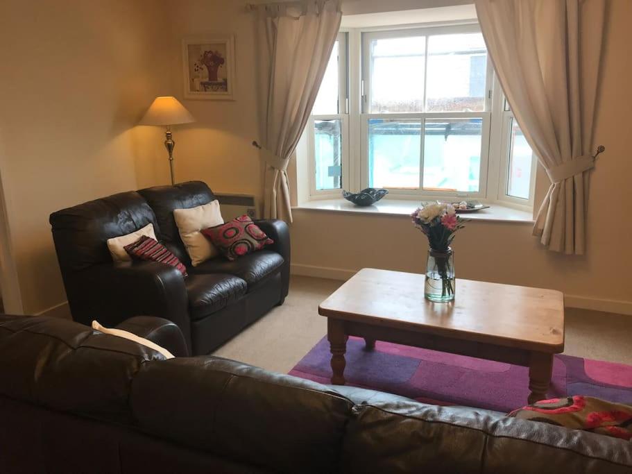May special offer 2 bed Tenby flat free parking view 4