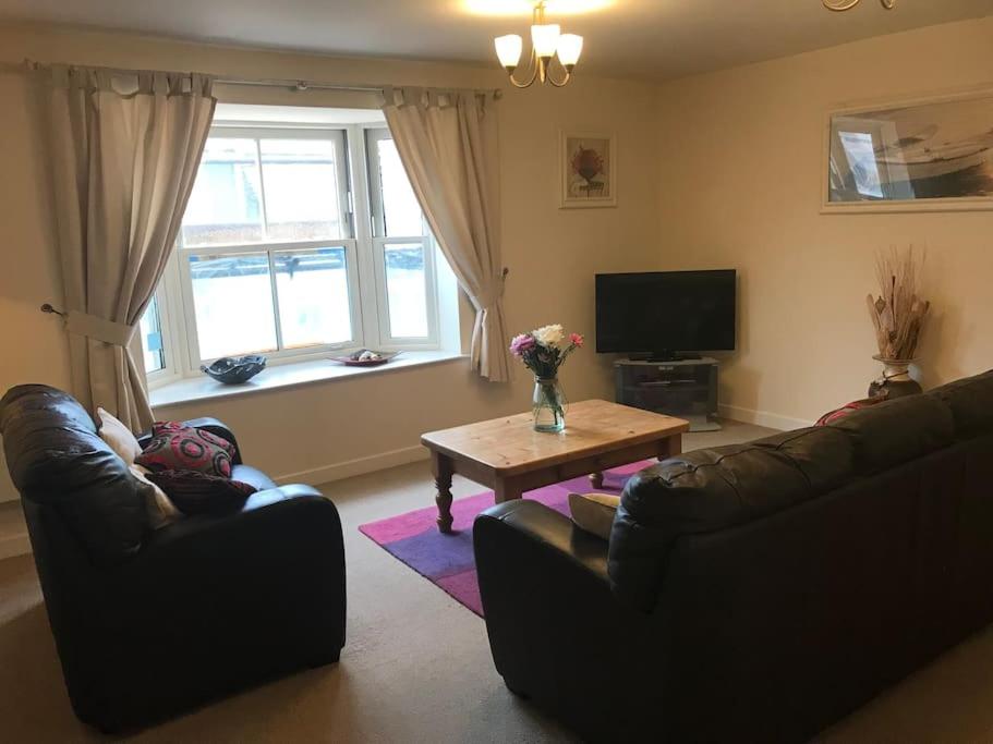 May special offer 2 bed Tenby flat free parking view 5