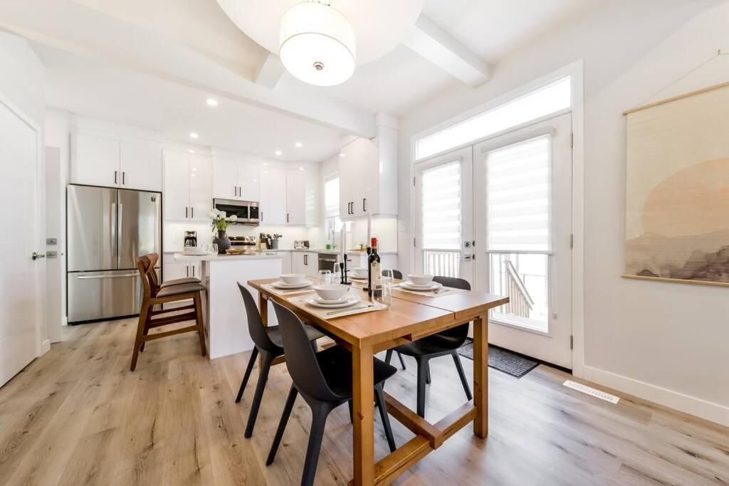 Modern Nordic Escape, 3BR Near WEM & DT, AirCon & Fireplace, Wifi, Sleeps 6!
