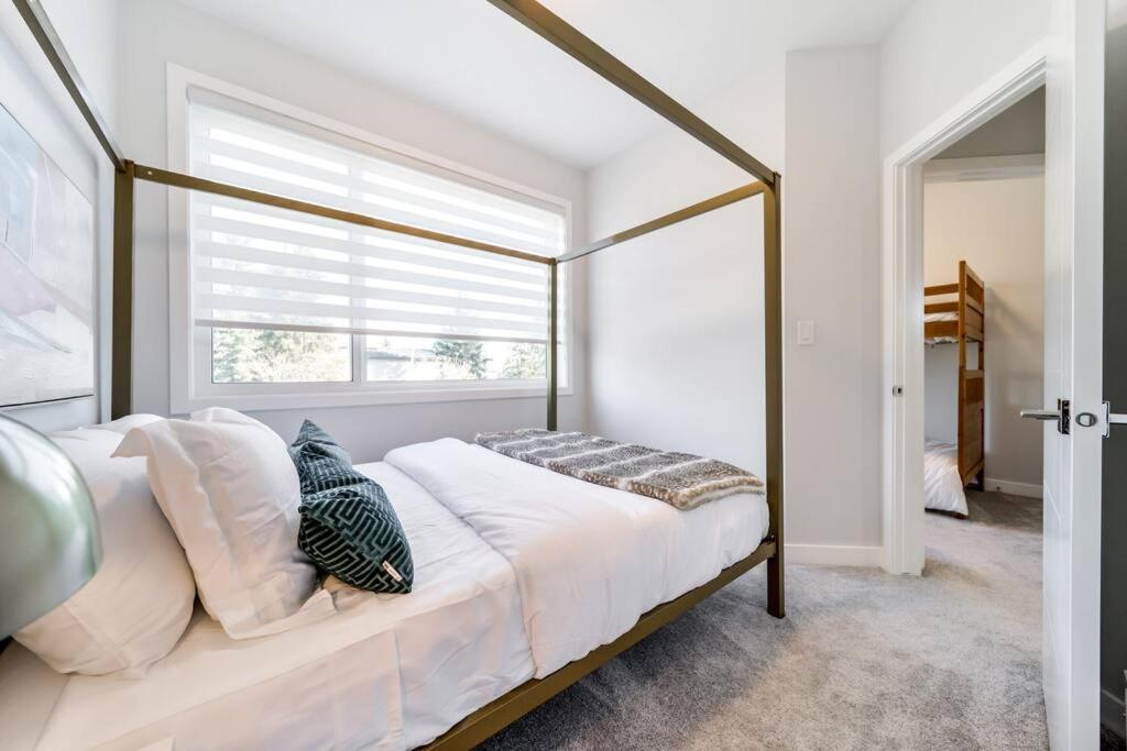 Modern Nordic Escape, 3BR Near WEM & DT, AirCon & Fireplace, Wifi, Sleeps 6!