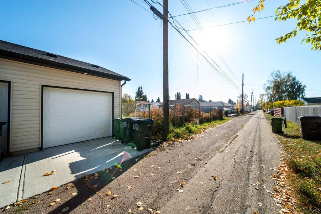 Modern Nordic Escape, 3BR Near WEM & DT, AirCon & Fireplace, Wifi, Sleeps 6!