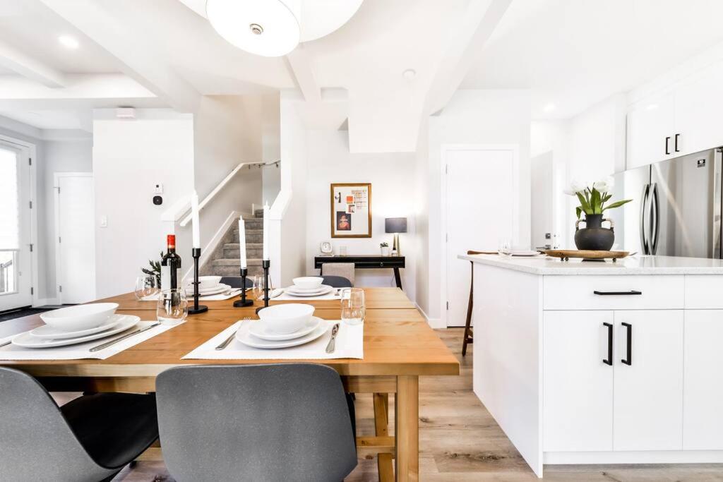 Modern Nordic Escape, 3BR Near WEM & DT, AirCon & Fireplace, Wifi, Sleeps 6!