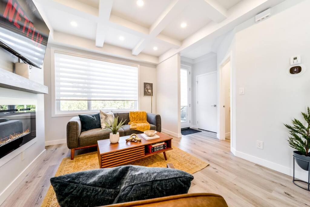 Modern Nordic Escape, 3BR Near WEM & DT, AirCon & Fireplace, Wifi, Sleeps 6!