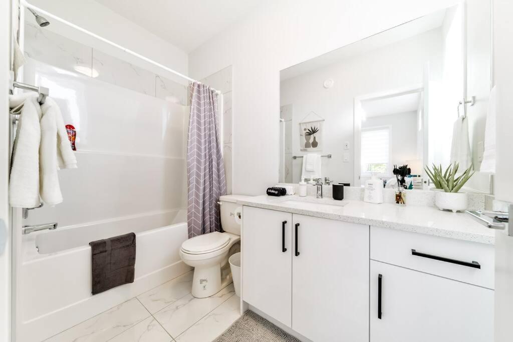 Modern Nordic Escape, 3BR Near WEM & DT, AirCon & Fireplace, Wifi, Sleeps 6!