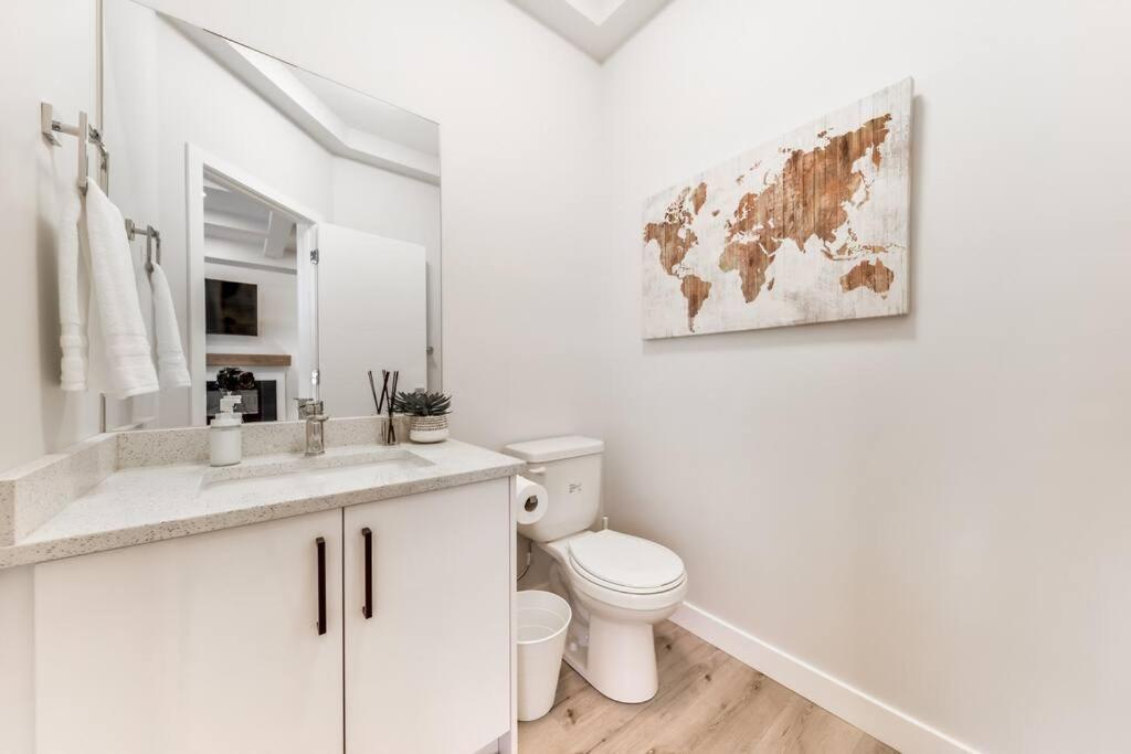 Modern Nordic Escape, 3BR Near WEM & DT, AirCon & Fireplace, Wifi, Sleeps 6!