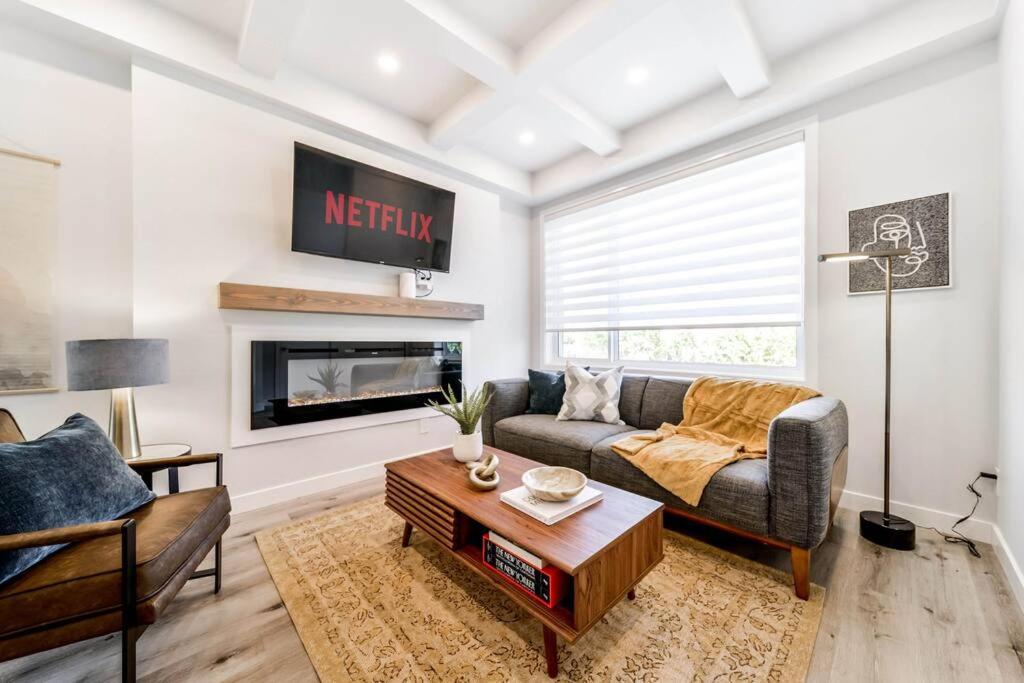 Modern Nordic Escape, 3BR Near WEM & DT, AirCon & Fireplace, Wifi, Sleeps 6!