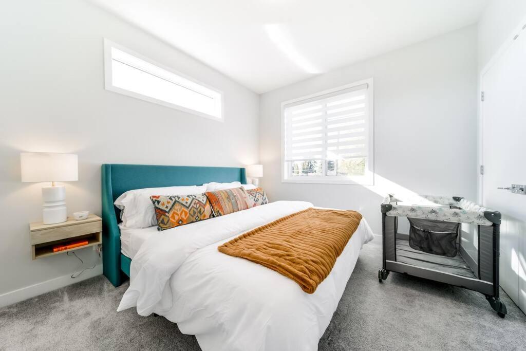 Modern Nordic Escape, 3BR Near WEM & DT, AirCon & Fireplace, Wifi, Sleeps 6!