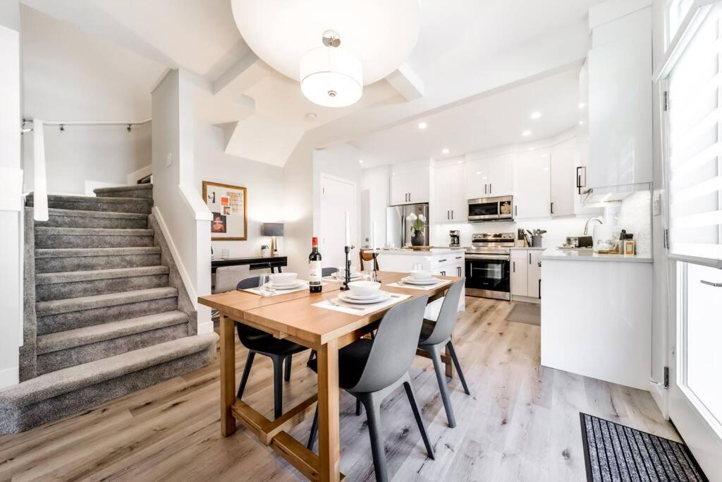 Modern Nordic Escape, 3BR Near WEM & DT, AirCon & Fireplace, Wifi, Sleeps 6!
