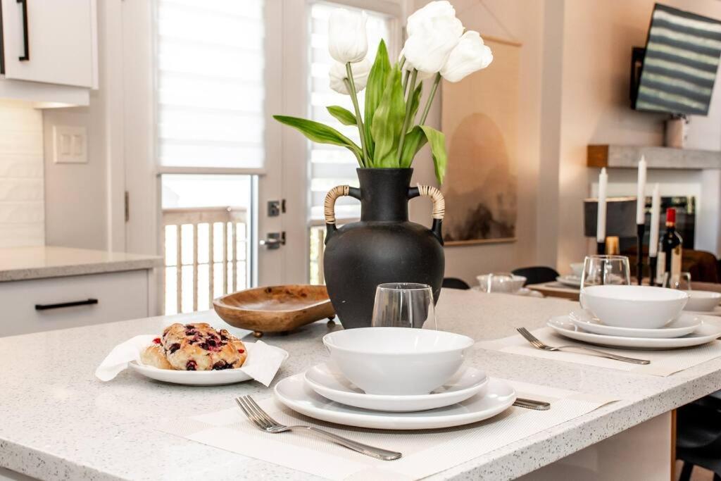 Modern Nordic Escape, 3BR Near WEM & DT, AirCon & Fireplace, Wifi, Sleeps 6!