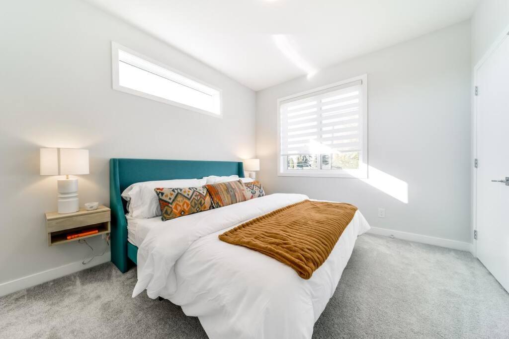 Modern Nordic Escape, 3BR Near WEM & DT, AirCon & Fireplace, Wifi, Sleeps 6!