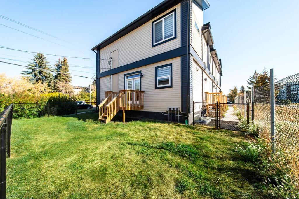Modern Nordic Escape, 3BR Near WEM & DT, AirCon & Fireplace, Wifi, Sleeps 6!