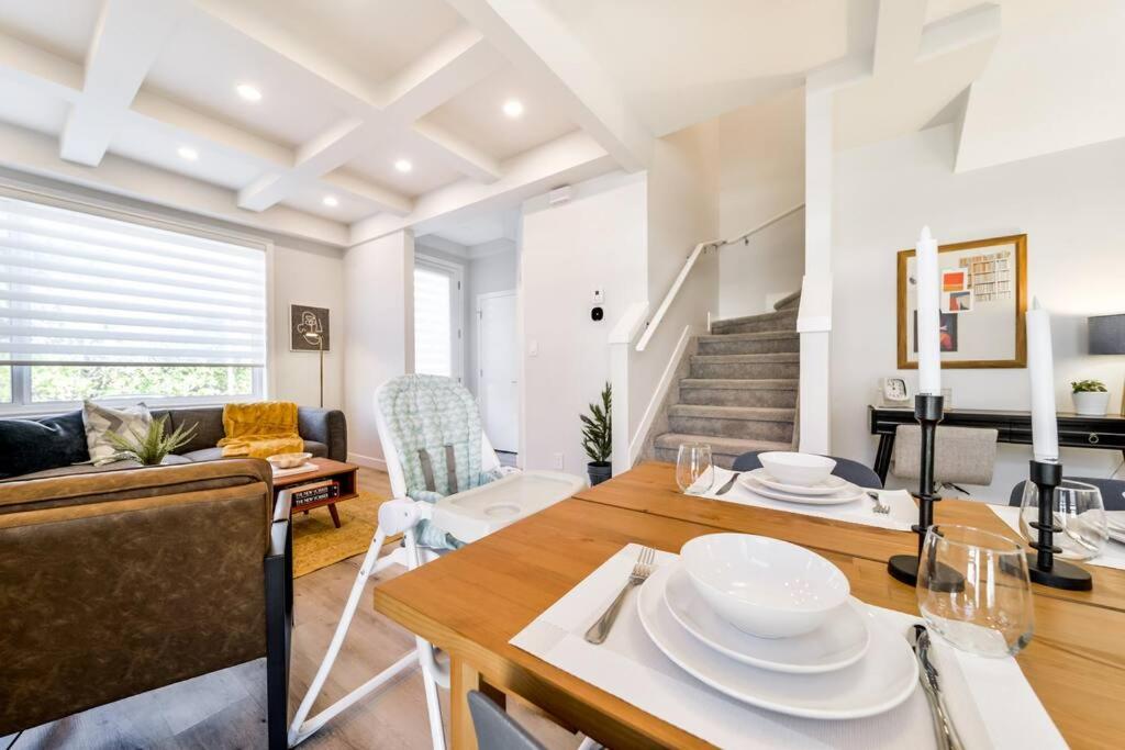 Modern Nordic Escape, 3BR Near WEM & DT, AirCon & Fireplace, Wifi, Sleeps 6!