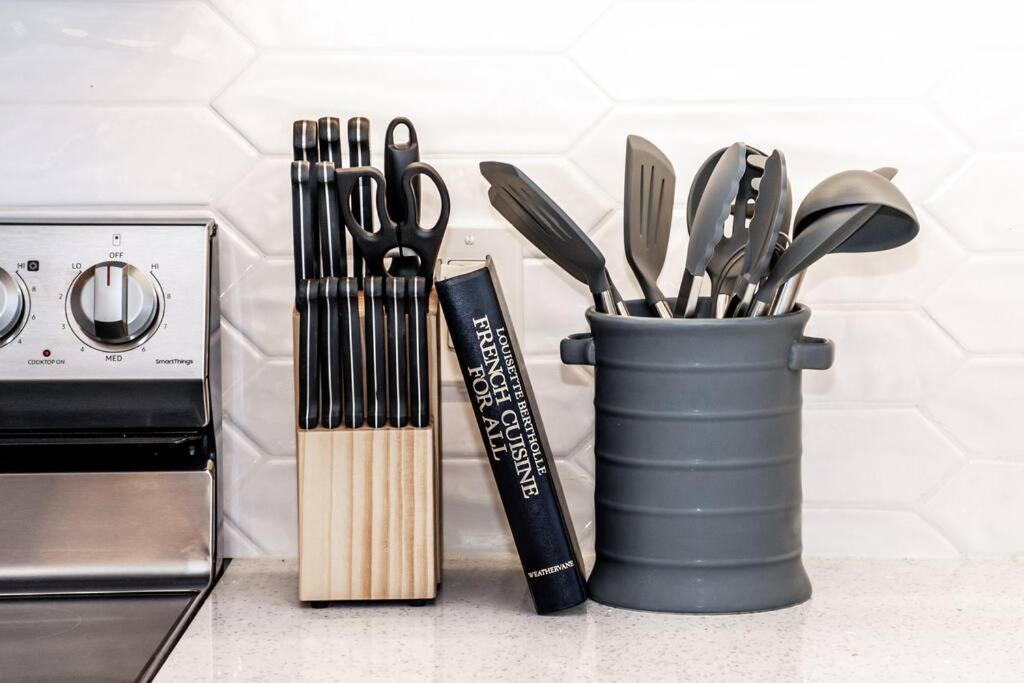 Modern Nordic Escape, 3BR Near WEM & DT, AirCon & Fireplace, Wifi, Sleeps 6!