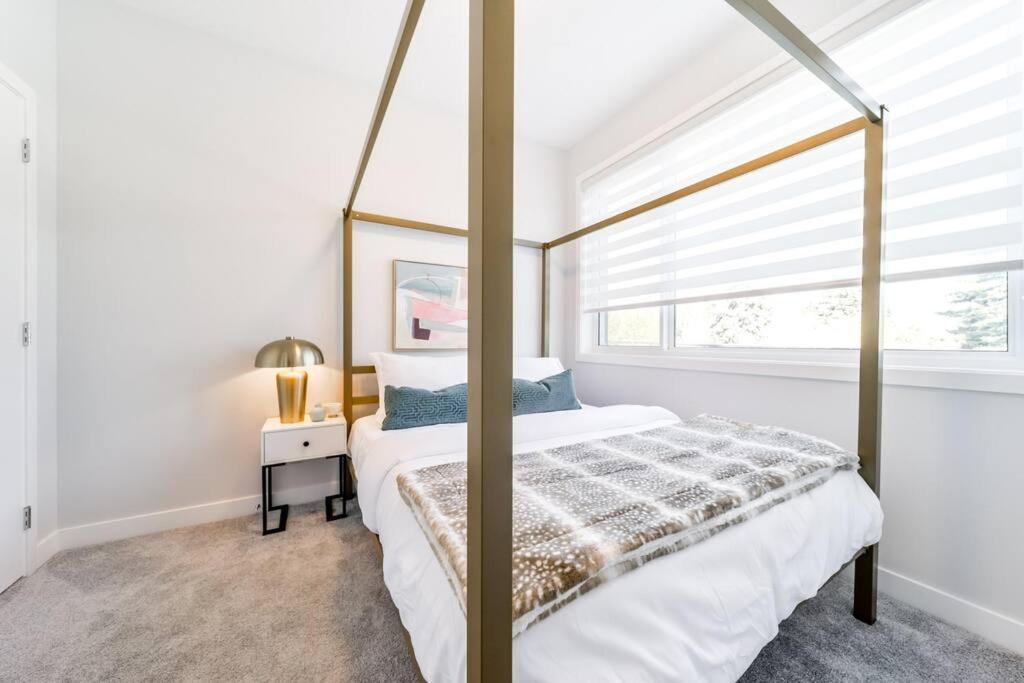 Modern Nordic Escape, 3BR Near WEM & DT, AirCon & Fireplace, Wifi, Sleeps 6!