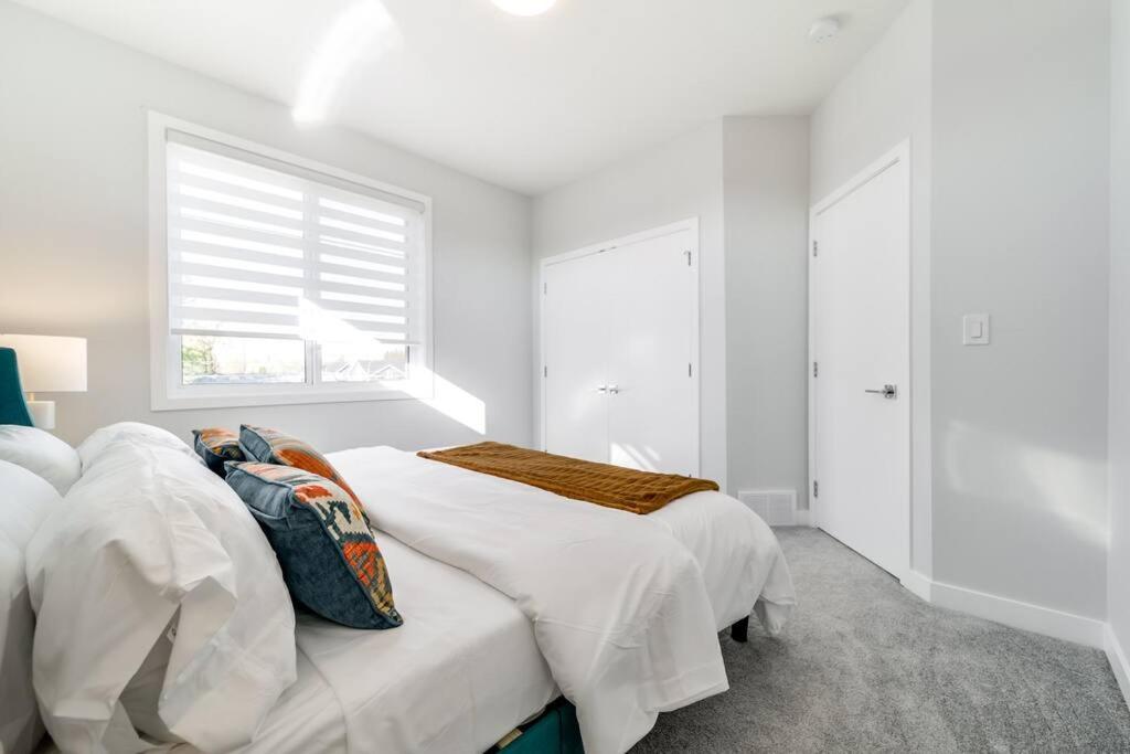 Modern Nordic Escape, 3BR Near WEM & DT, AirCon & Fireplace, Wifi, Sleeps 6!