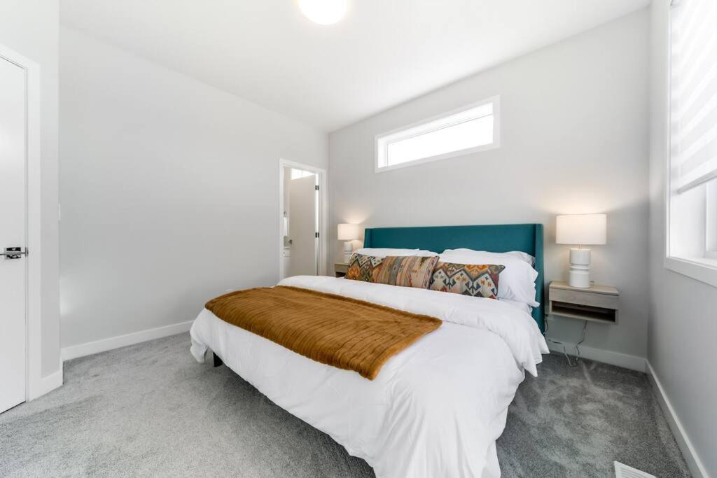 Modern Nordic Escape, 3BR Near WEM & DT, AirCon & Fireplace, Wifi, Sleeps 6!