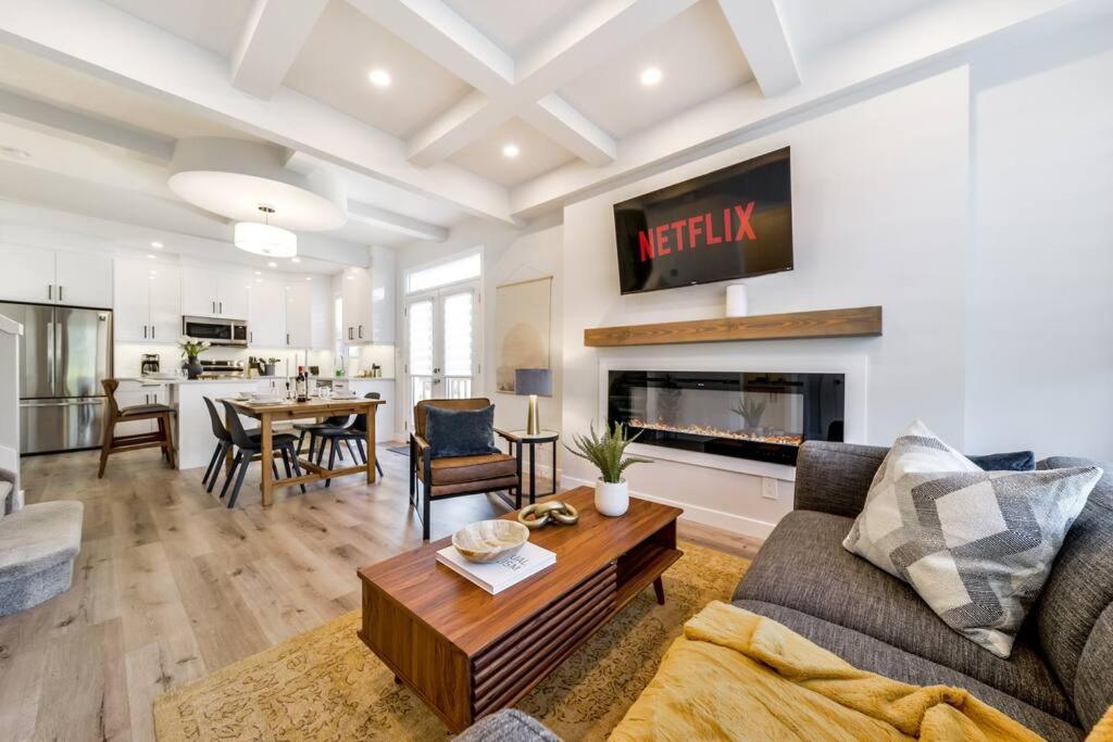 Modern Nordic Escape, 3BR Near WEM & DT, AirCon & Fireplace, Wifi, Sleeps 6!