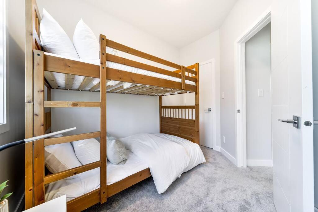 Modern Nordic Escape, 3BR Near WEM & DT, AirCon & Fireplace, Wifi, Sleeps 6!