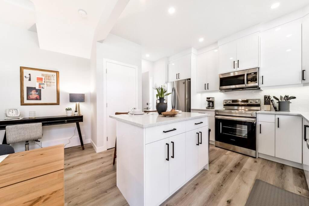 Modern Nordic Escape, 3BR Near WEM & DT, AirCon & Fireplace, Wifi, Sleeps 6!