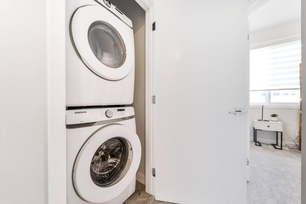 Modern Nordic Escape, 3BR Near WEM & DT, AirCon & Fireplace, Wifi, Sleeps 6!