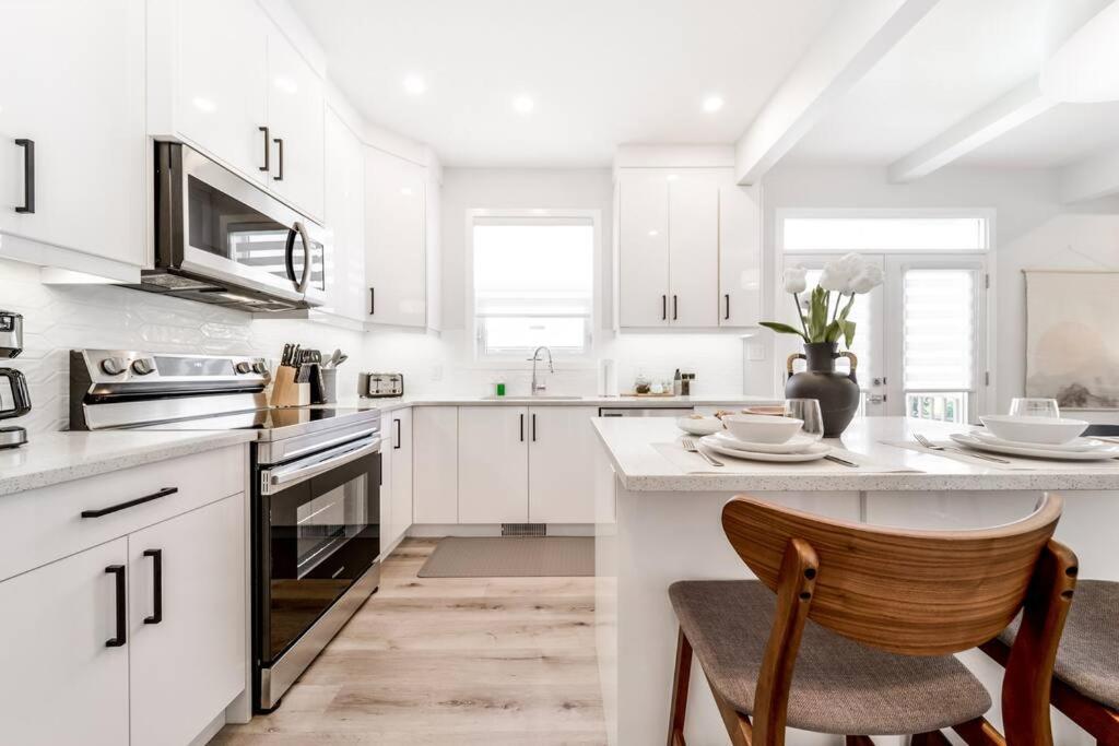 Modern Nordic Escape, 3BR Near WEM & DT, AirCon & Fireplace, Wifi, Sleeps 6!