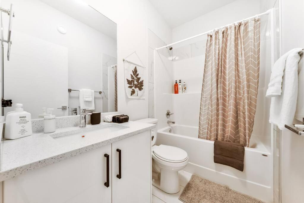 Modern Nordic Escape, 3BR Near WEM & DT, AirCon & Fireplace, Wifi, Sleeps 6!