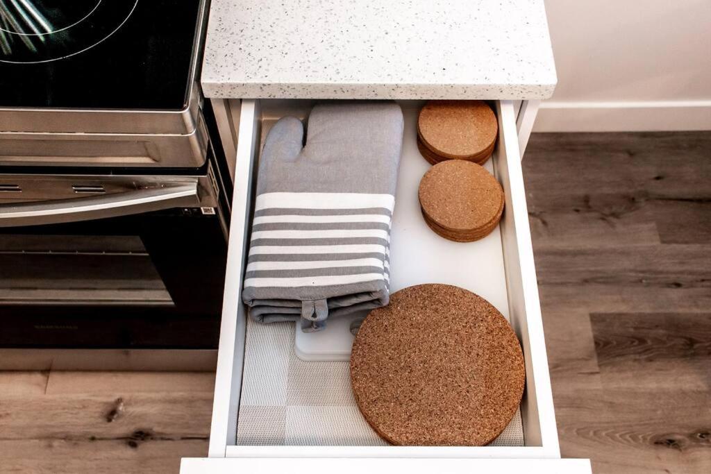 Cozy Nordic Utopia, Bsmt Suite near WEM & DT, King Bed, WiFi