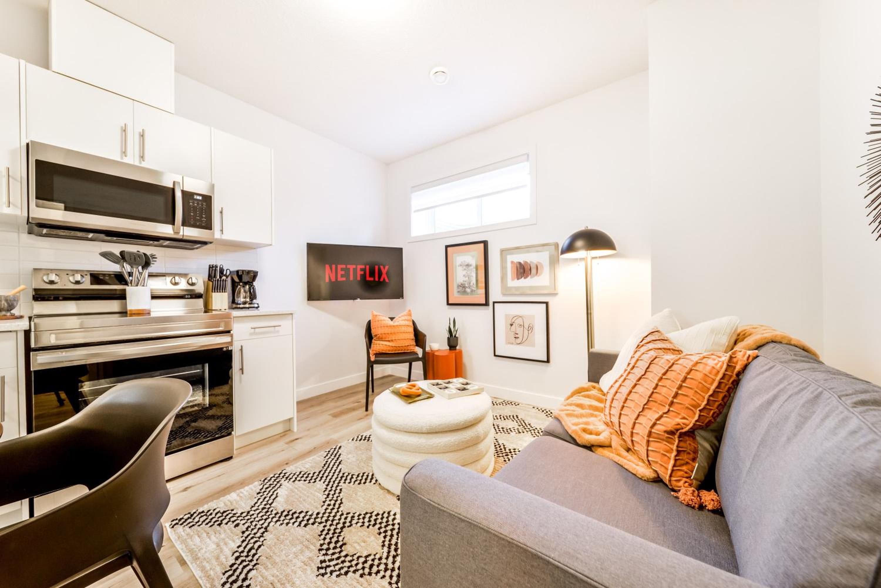Cozy Nordic Utopia, Bsmt Suite near WEM & DT, King Bed, WiFi