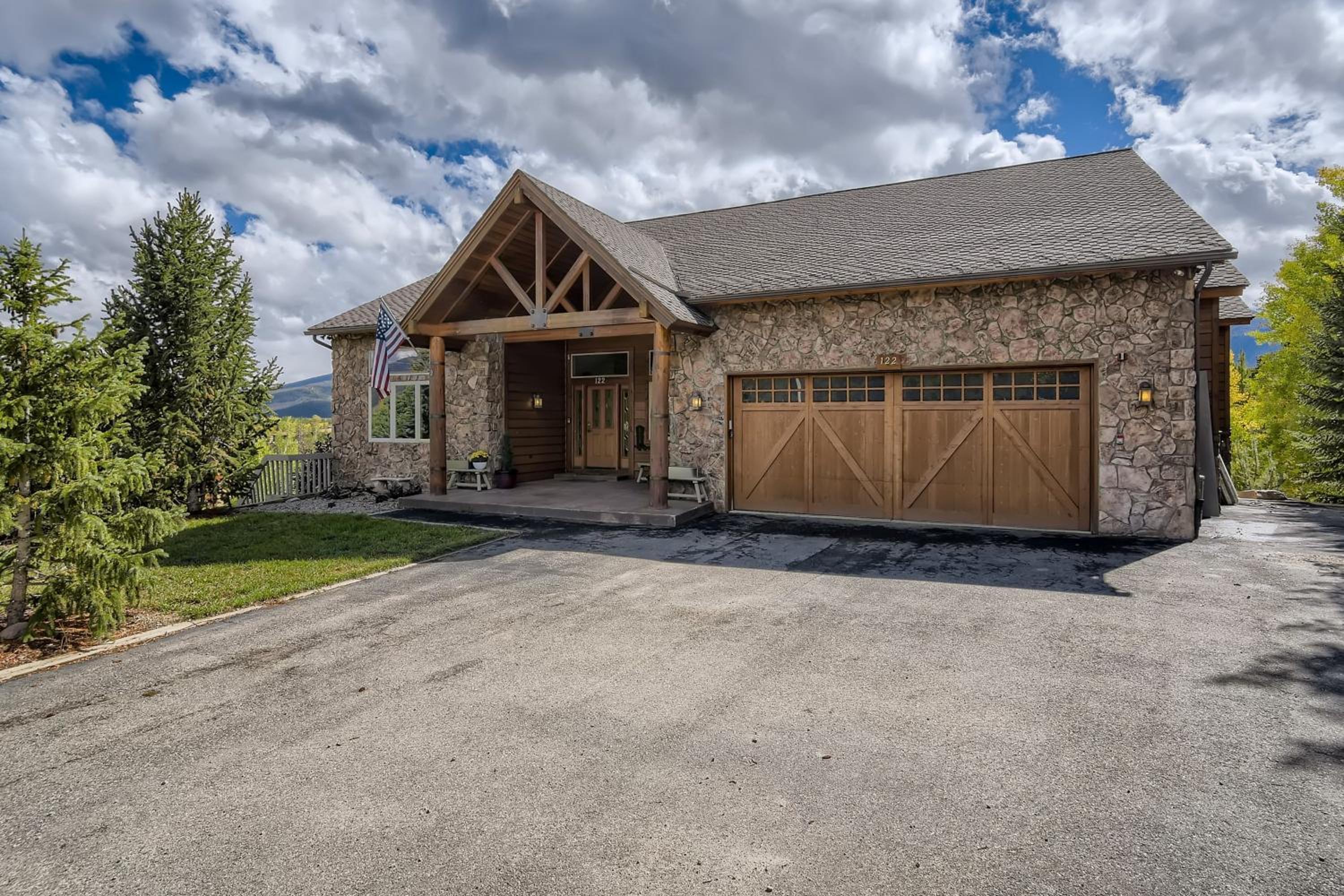 Family Mountain Home, sleeps up to 12, Private Hot Tub! home view 4