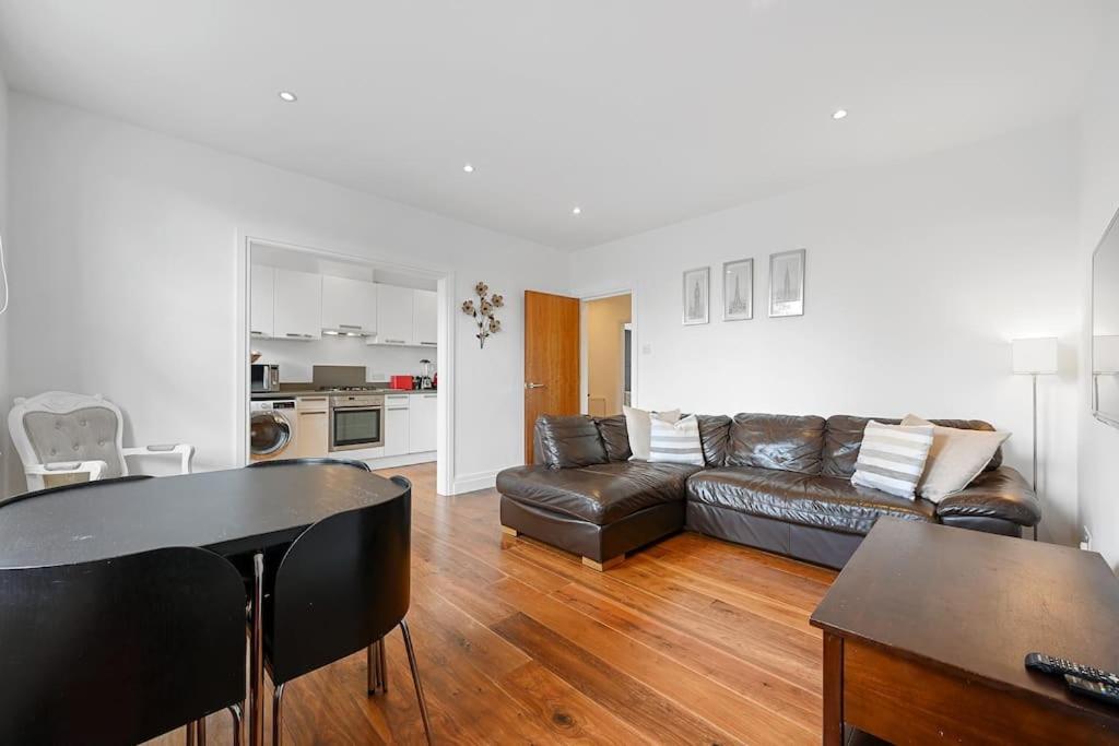 Ealing Broadway - Lovely 2-bedroom flat with offstreet parking view 4