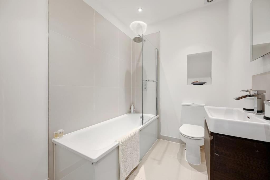 Ealing Broadway - Lovely 2-bedroom flat with offstreet parking view 5