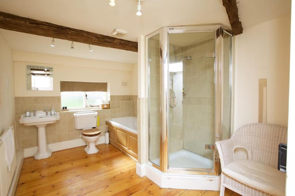 Dunnimere Farm stay with Hot Tub - up to 20 view 4